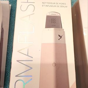 Dermaflash-Dermapore pore extractor and serum infuser